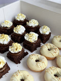 Mesa dulce con brownies y mini donas de Kalu Pasteleria