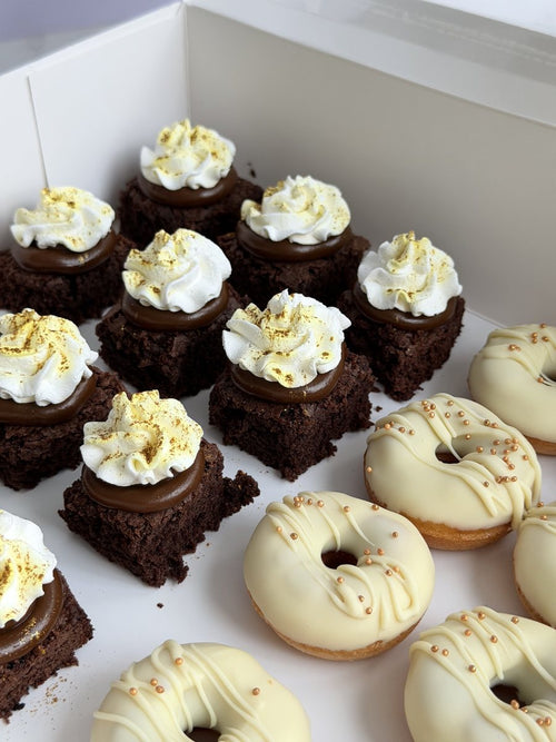 Mesa dulce con brownies y mini donas de Kalu Pasteleria
